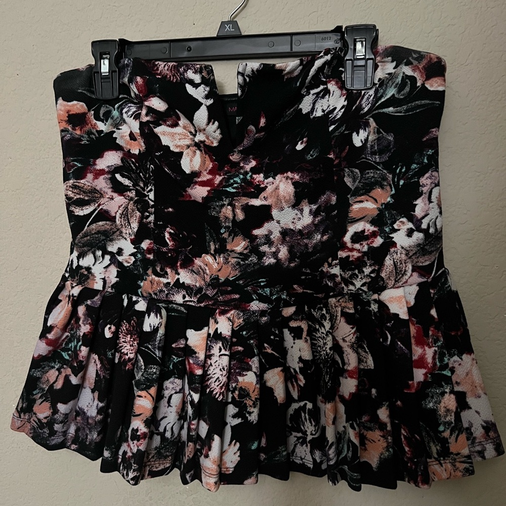 V-neck strapless peplum top